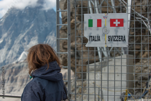 Cuadro en lienzo Cartello di confine Italia Svizzera