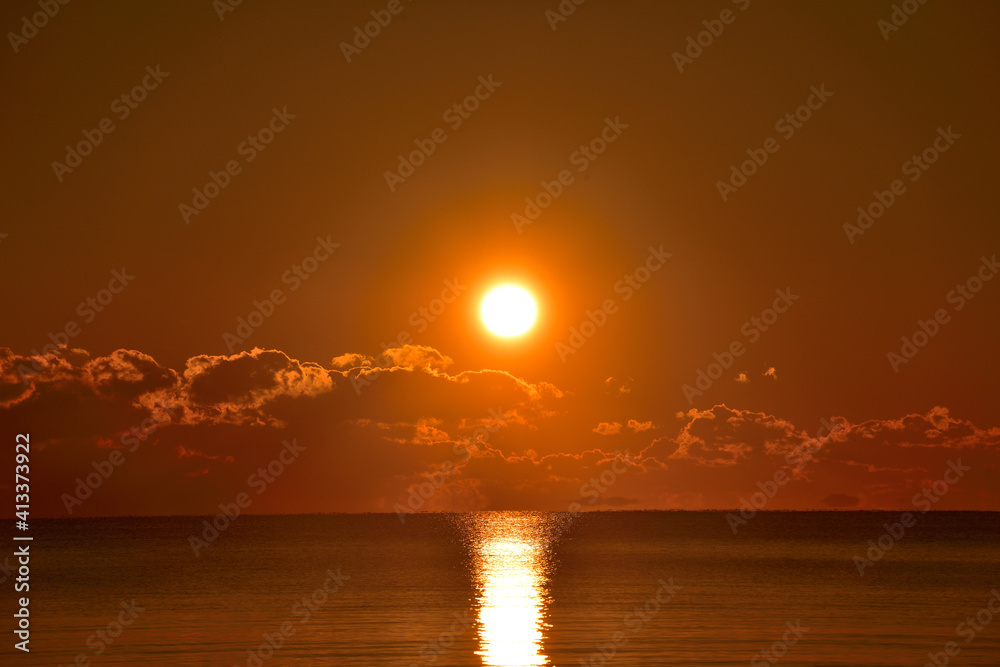 Naklejka premium 阿漕浦海岸からの日の出