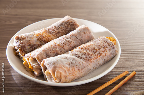 Popular Chinese fresh popiah in Singapore and Malaysia.