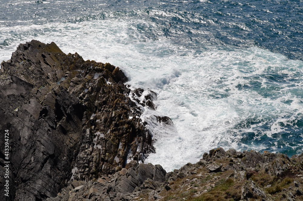 Fototapeta premium waves crashing on rocks