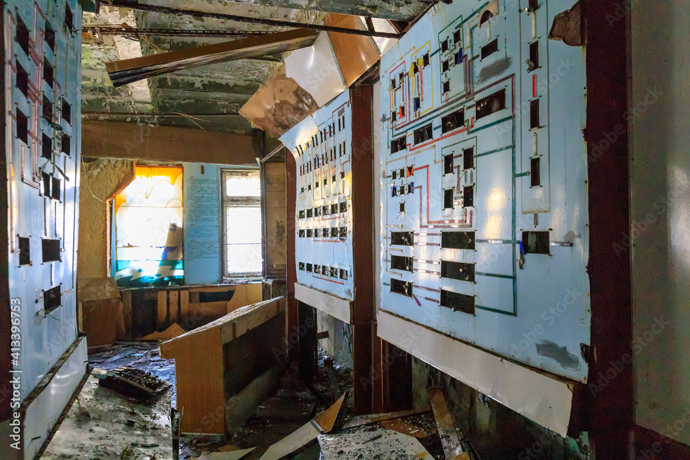 Obraz premium Ukraine, Pripyat, Chernobyl. Abandoned, ruined, computer machinery and wires. Control panels.