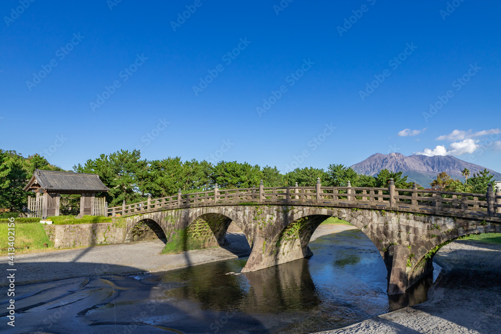 石橋記念公園西田橋と桜島の風景　鹿児島県鹿児島市