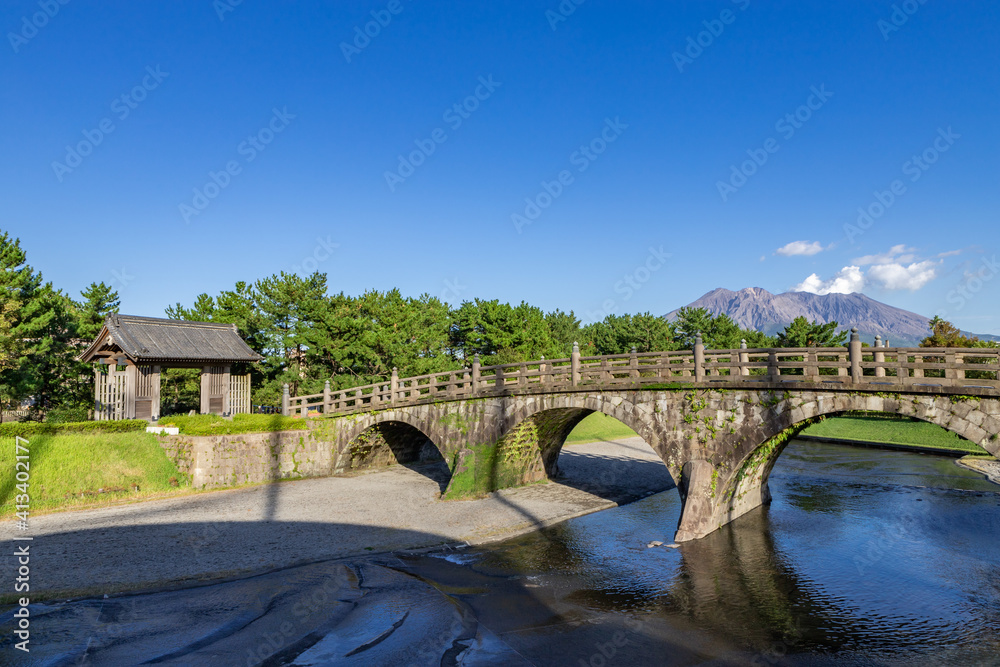 石橋記念公園西田橋と桜島の風景　鹿児島県鹿児島市