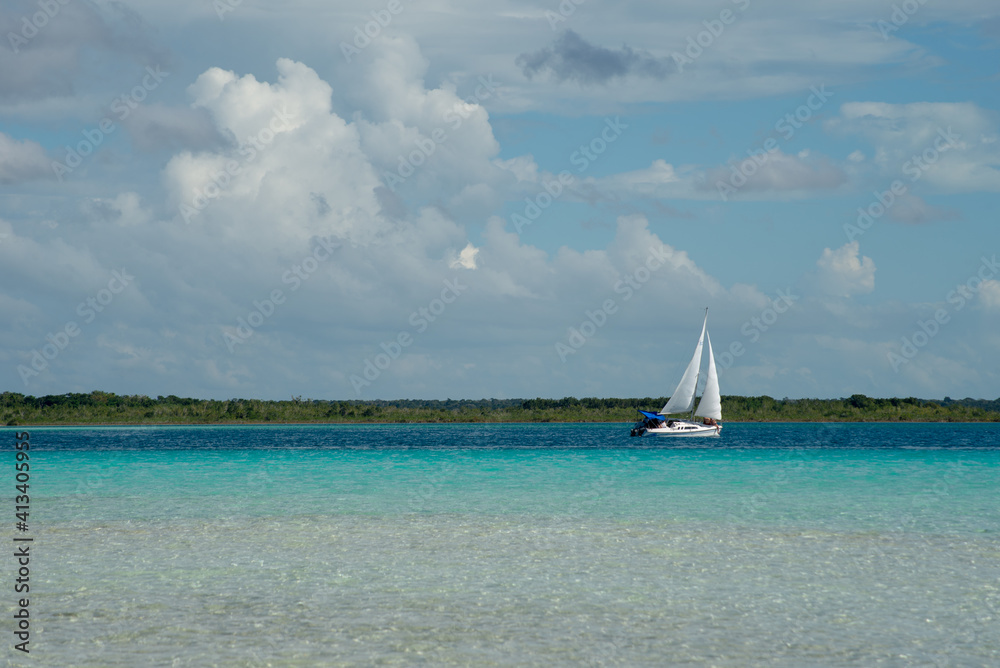 Velero en la laguna caribeña de Bacalar, México 2 de febrero 2019