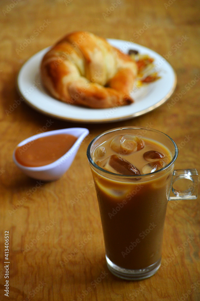 Cajeta latte. croissant