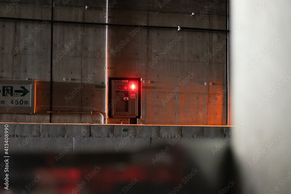 高速道路の非常灯/消火栓/非常口/赤色灯 Photos | Adobe Stock