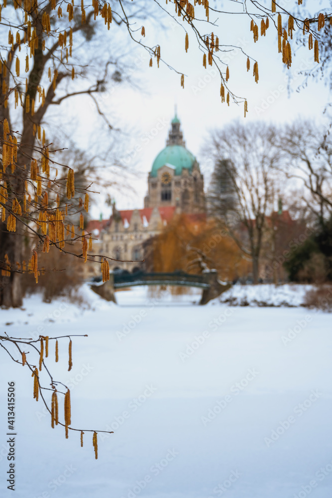 Neues Rathaus in Hannover bei mit Schnee bedeckten Maschteich mit unschärfe im Hauptmotiv