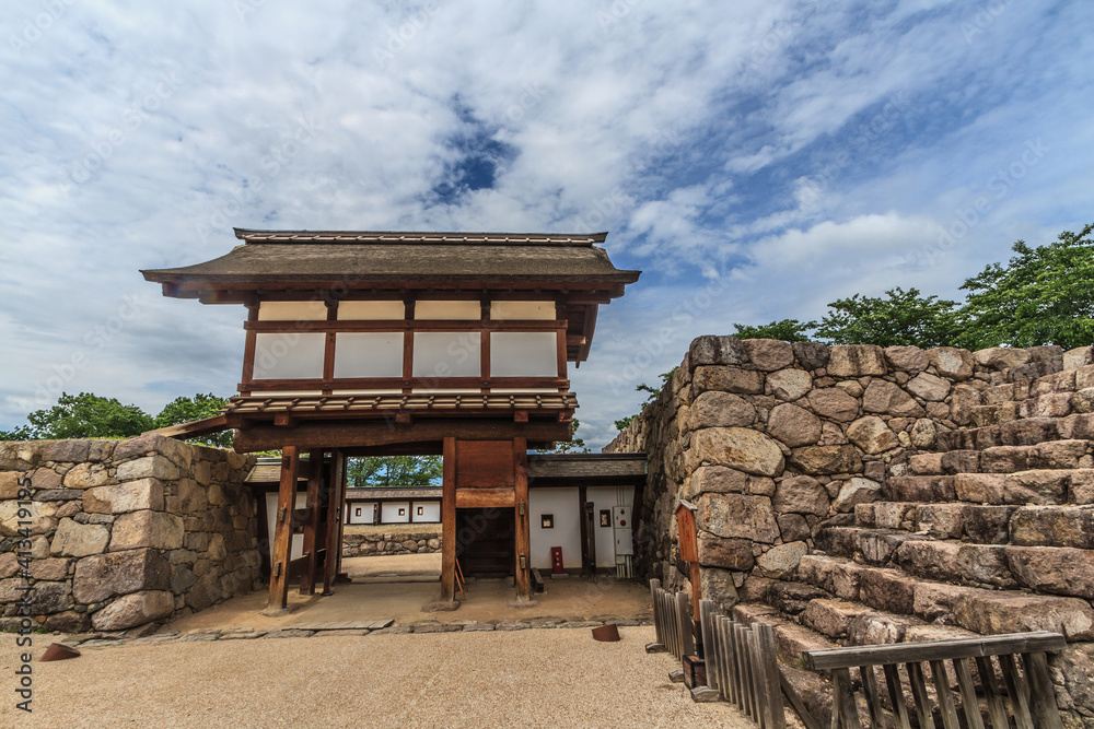 初夏の松代城跡の復元された太鼓門