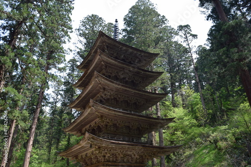 羽黒山五重塔 ／ 山形県鶴岡市羽黒町にある、国宝「羽黒山五重塔」は、羽黒山参道「一の坂」上り口の杉並木の中にあります。東北地方では最古の塔といわれ、平将門の創建と伝えられています。現在の塔は、約600年前に再建されたものといわれ、高さが29.0mの三間五層柿葺素木造で、昭和41年には国宝に指定されました。 photo