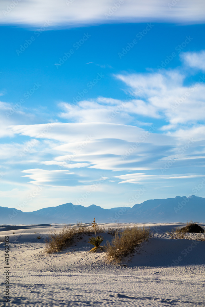 Obraz premium dramatic landscape photos of the largest gypsum sand dunes in the world. The White Sands National Park in the Chihuahuan desert in New Mexico. One of USA's newest national park. 