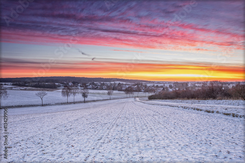 Winterliche Schneelandschaft im Sonnenaufgang