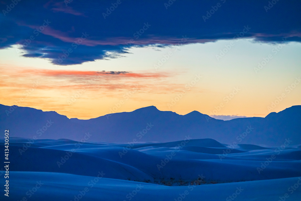 Fototapeta premium dramatic landscape photos of the largest gypsum sand dunes in the world. The White Sands National Park in the Chihuahuan desert in New Mexico. One of USA's newest national park. 