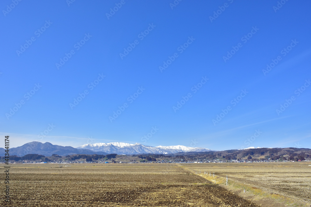 冬の田園地帯より望む蔵王の山々