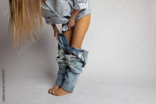 junge Frau in beige strumpfhose und jeans