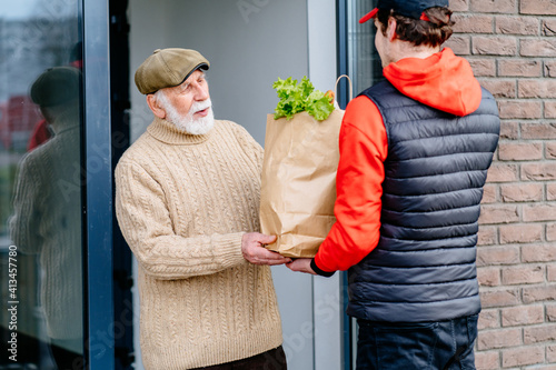 Canvas Print Old man meeting food delivery man