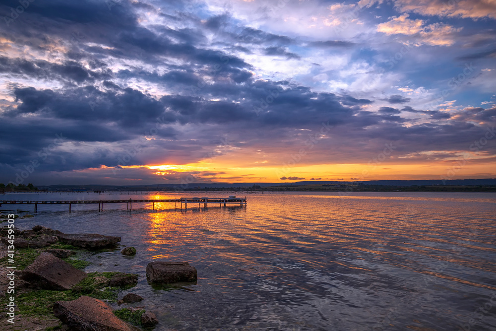 Obraz premium Stunning landscape at the seashore after sunset.