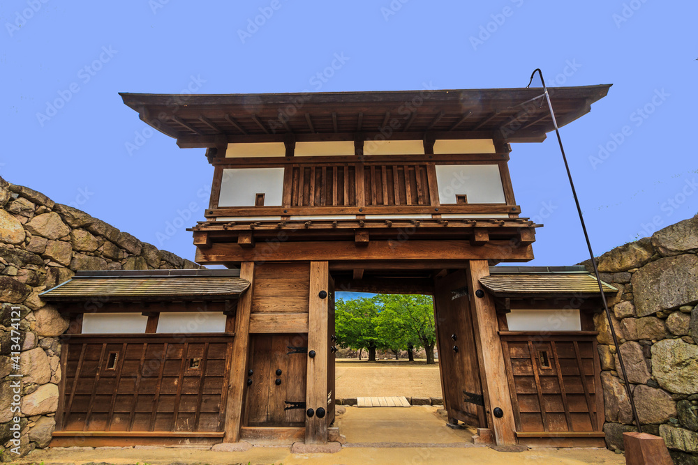 初夏の松代城跡の復元された北不明門