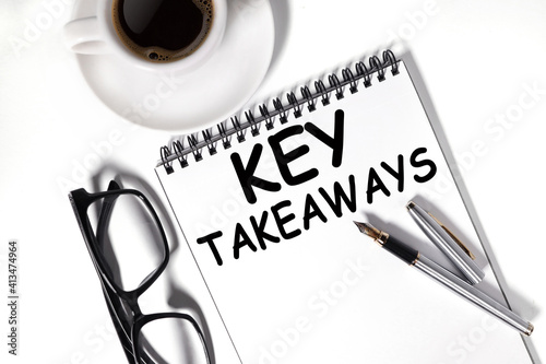Canvastavla KEY Takeaways, text on white notepad paper on white background