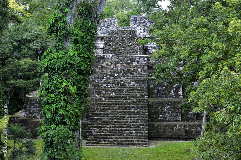 Paisajes y rincones de las ruinas arqueológicas mayas de la ciudad de Yaxhá, en la región del Petén, en el noreste de Guatemala
