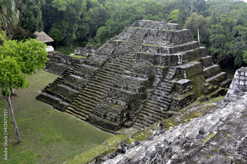 Fotografie Paisajes y rincones de las ruinas arqueológicas mayas de la ciudad de Yaxhá, en