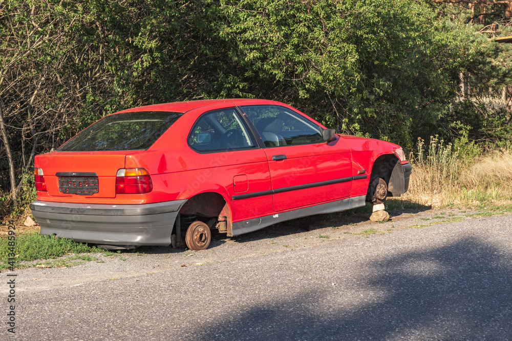 Ein abgestelltes Auto ohne Räder Ein abgestelltes Auto ohne Räder