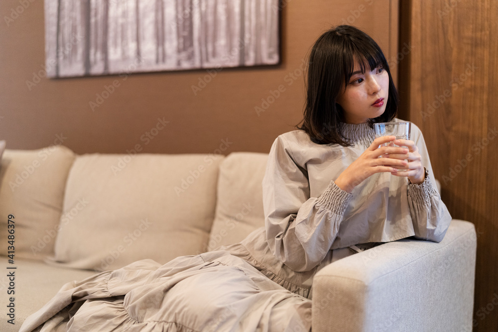 寝室で水を飲む女性 寝室で水を飲む女性