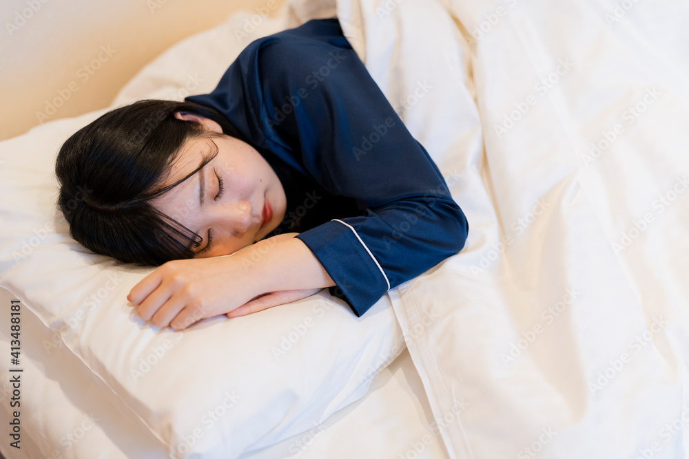 ベッドで寝る女性 ベッドで寝る女性