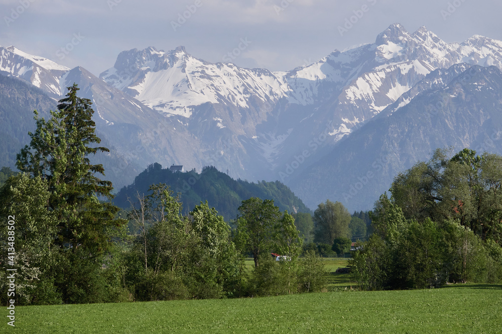 Berggipfel des Allgäuer Alpenhauptkamms vom Iller-Radwanderweg