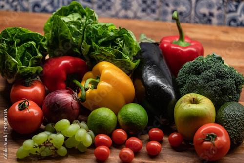 Buntes gesundes Obst und Gemüse in Küche