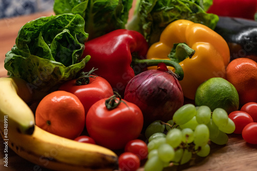Fototapeta Naklejka Na Ścianę i Meble -  Buntes gesundes Obst und Gemüse in Küche
