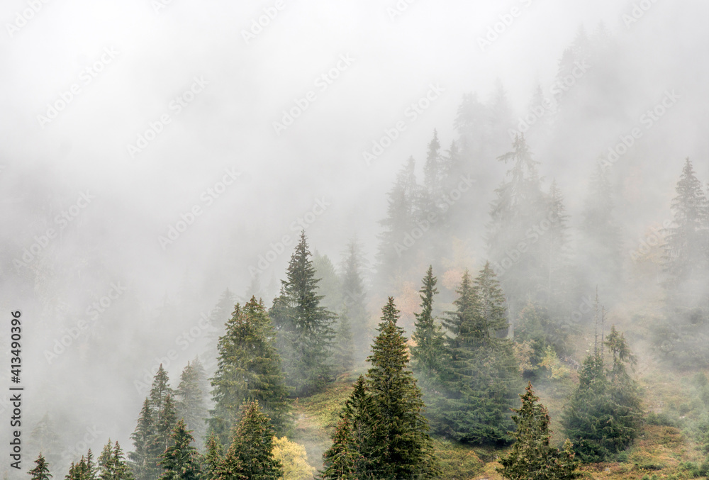 La montagne dans le brouillard à La Clusaz, Alpes, France