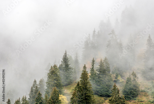 La montagne dans le brouillard à La Clusaz, Alpes, France © Jorge Alves