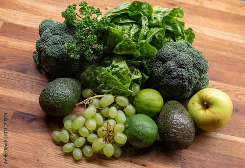 Grünes gesundes Gemüse und Obst in Küche