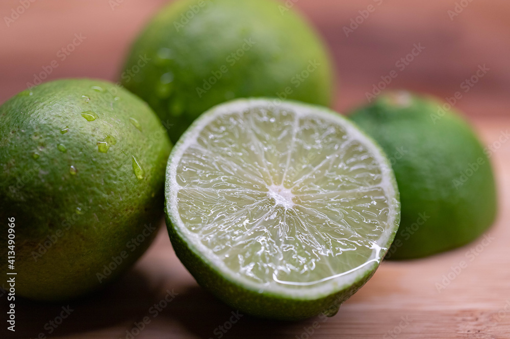 Frische Limette schneiden in Küche