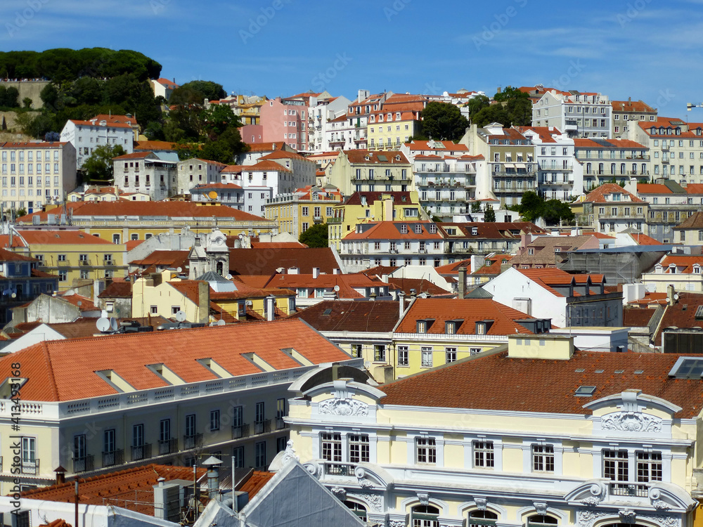 Obraz premium Beautiful view of Lisbon with white and yellow buildings in a sunny day