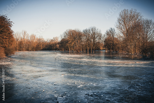 Fototapeta Naklejka Na Ścianę i Meble -  zugefrorener See im Winter