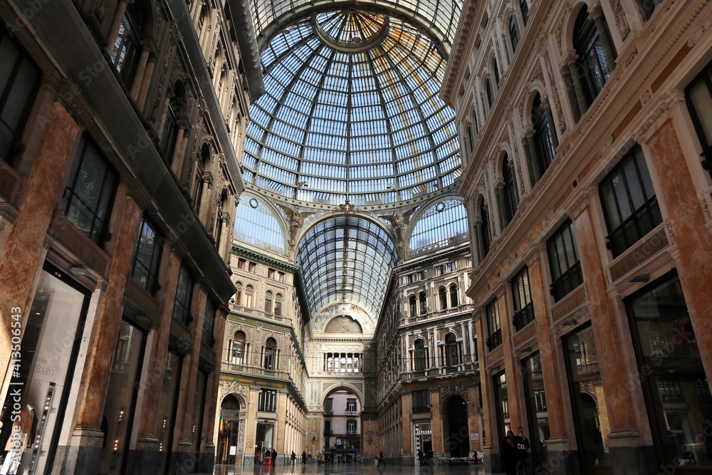 Napoli - Galleria Umberto I dall'entrata sud