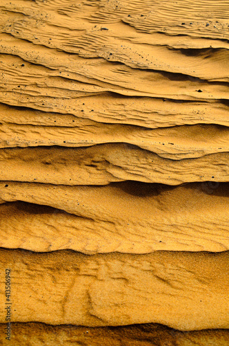 Gros Plan sur des vaguelettes de sable doré dans le désert de Dubaï.