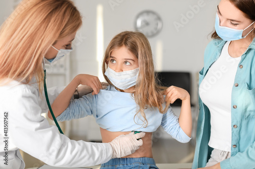 Pediatrician examining litt...