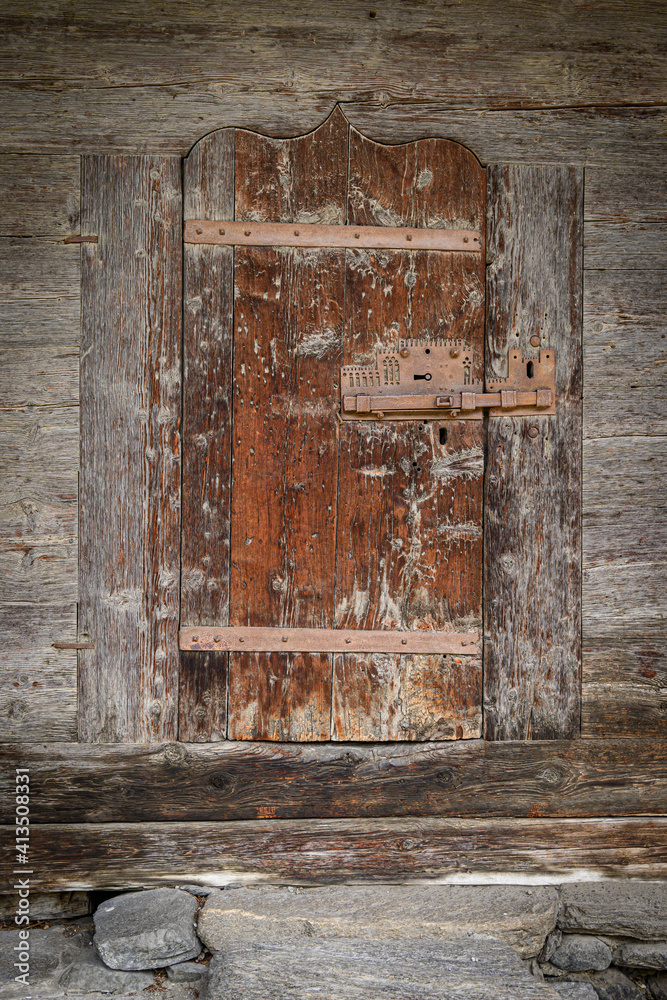 Antica porticina d’ingresso in legno chiusa da un  vecchio catenaccio in ferro