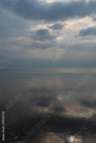 Wattenmeer mit Wolkenspiegelung