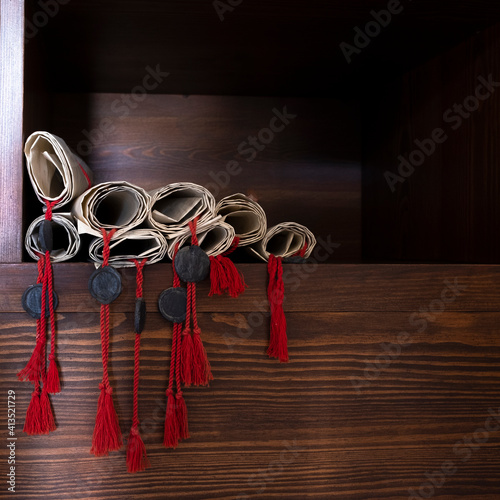 Fotografia Manuscritos antiguos sobre estantería de madera