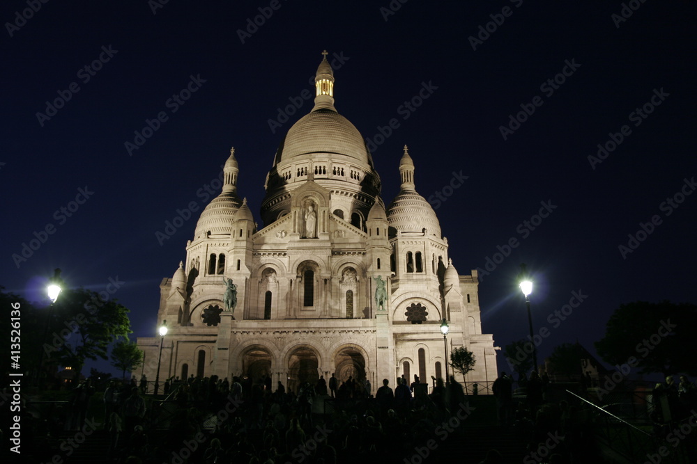 sacre coeur at night in paris