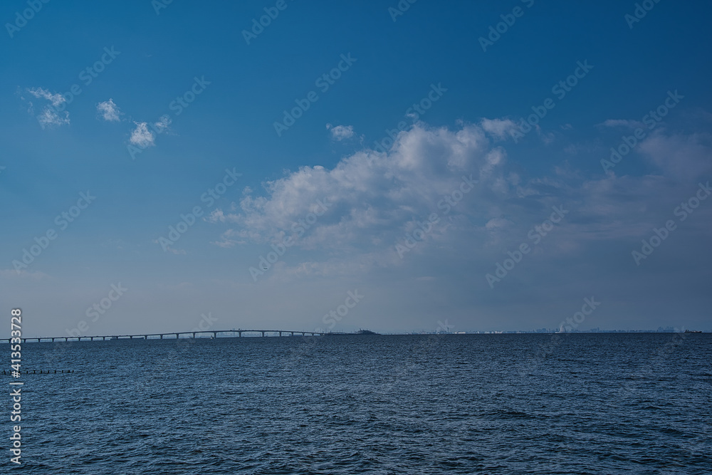 Obraz premium 東京湾、アクアライン海ほたる