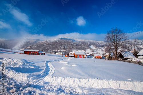 Fototapeta Naklejka Na Ścianę i Meble -  Krajobraz zimowy i niebieskie niebo, góry Beskidy, Polska	