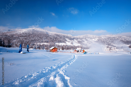 Fototapeta Naklejka Na Ścianę i Meble -  Słoneczny krajobraz zimowy i niebieskie niebo, góry Beskidy, Polska	