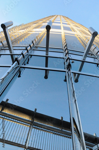 Vue sur le sommet de la fameuse tour la plus haute de Dubaï - la burj khalifa. Les derniers étages successifs passant du bleu ciel au jaune-blanc dans la lumière du soleil couchant.