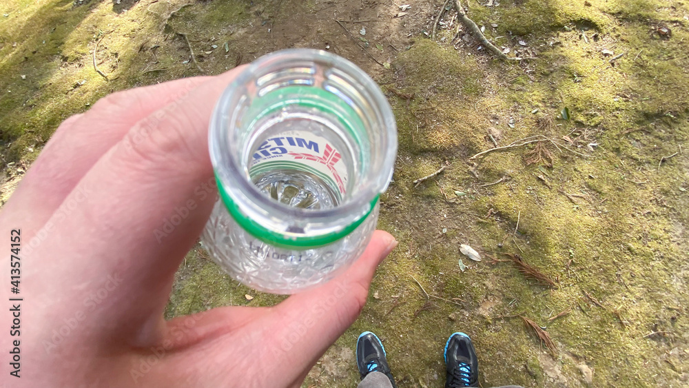 三ツ矢サイダーを持つ男性 自然の中で炭酸飲料を飲んで休憩 リフレッシュ 21年2月撮影 Stock 写真 Adobe Stock