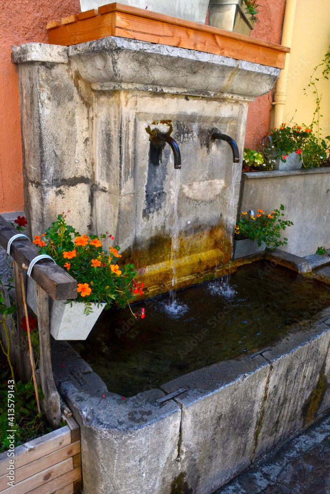 Naklejka premium fountain in the garden of the town