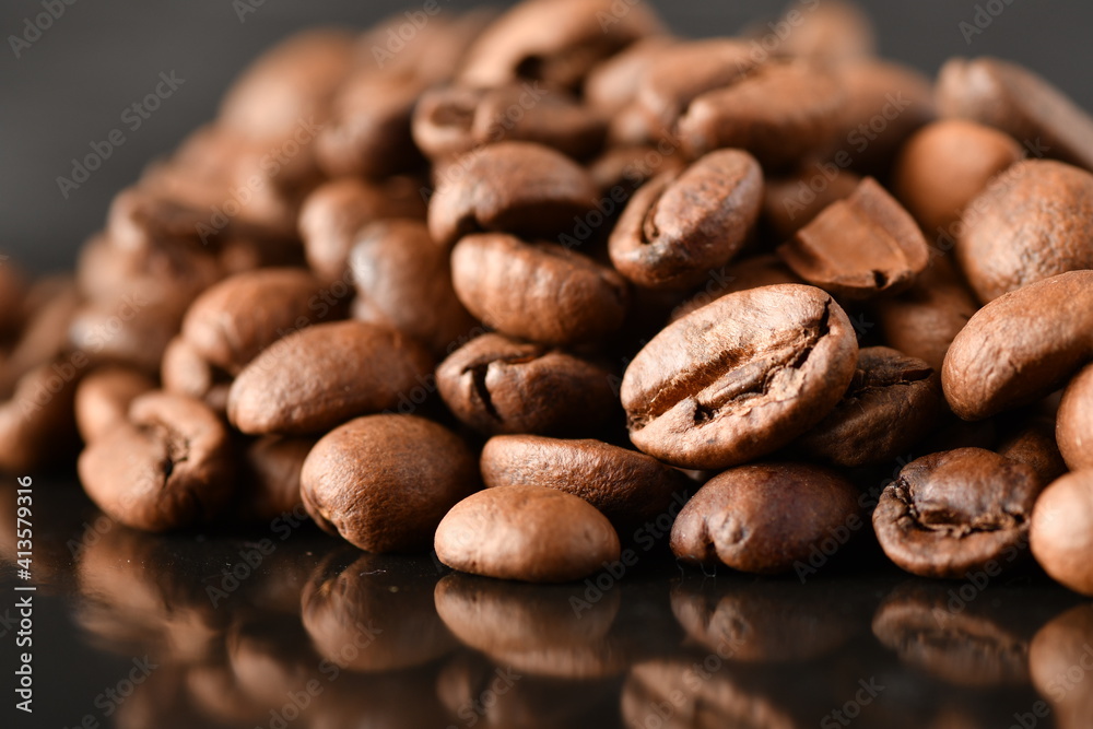 Naklejka premium Coffee beans. Isolated on a black background.